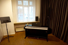 Raum Vermieten: Perfekt für Sänger: Raum mit E-Piano, Mikro + Lautsprechern