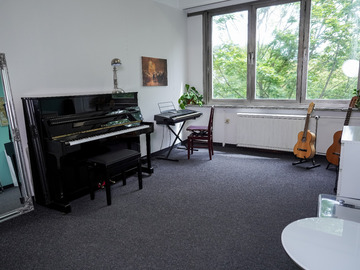 Schönes Zimmer mit Petrof Klavier   #248